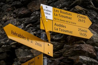 Des panneaux pour les sentiers de randonnees indiquent la direction de La Tzoumaz et d'Isérables
